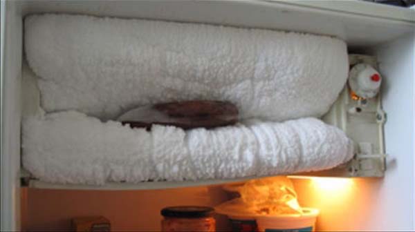 Làm gì khi ngăn đá tủ lạnh bị tuyết phủ kín?